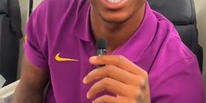 拉什福德想在飞机上看电影和睡觉，他希望邻座孔德别打扰他