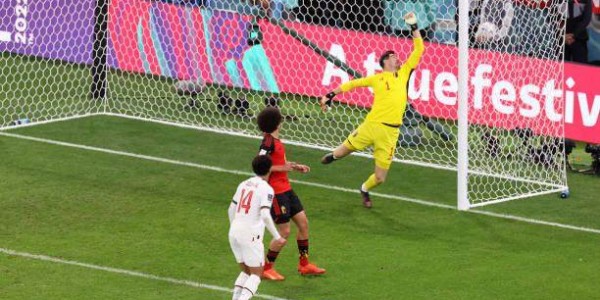 开云注册入口-常走夜路终于撞到鬼！库尔图瓦躲过初一没躲过十五